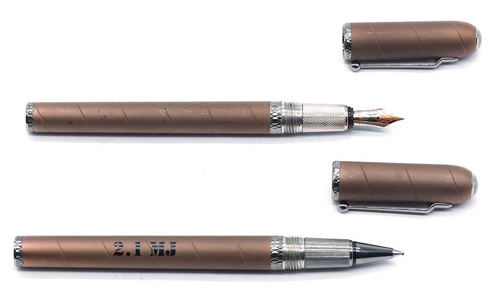 DUNHILL "2.1 MJ": Description française: DUNHILL "2.1 MJ" Ensemble d'un stylo à bille et d'un stylo à plume Dunhill "2.1 MJ", reflets mats et cuivrés. Plume or 18k. Sans boîte. English