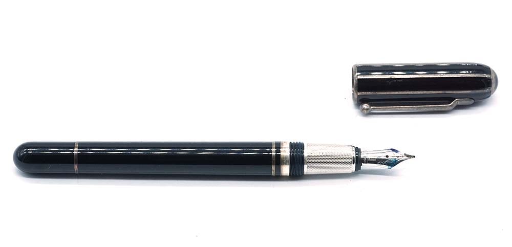 DUNHILL "SIDECAR LIMOUSETTE": Description française: DUNHILL "SIDECAR LIMOUSETTE" Stylo à plume Dunhill "Sidecar Limousette", parties en argent sterling. Plume or 18k, à cartouches. Sans boîte. English