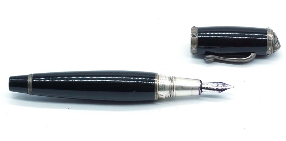 DUNHILL "BULLDOG STERLING SILVER": Description française: DUNHILL "BULLDOG STERLING SILVER" Stylo à plume Dunhill, édition limitée 223/350, parties en argent sterling. Plume or 18k, à cartouches. Sans boît