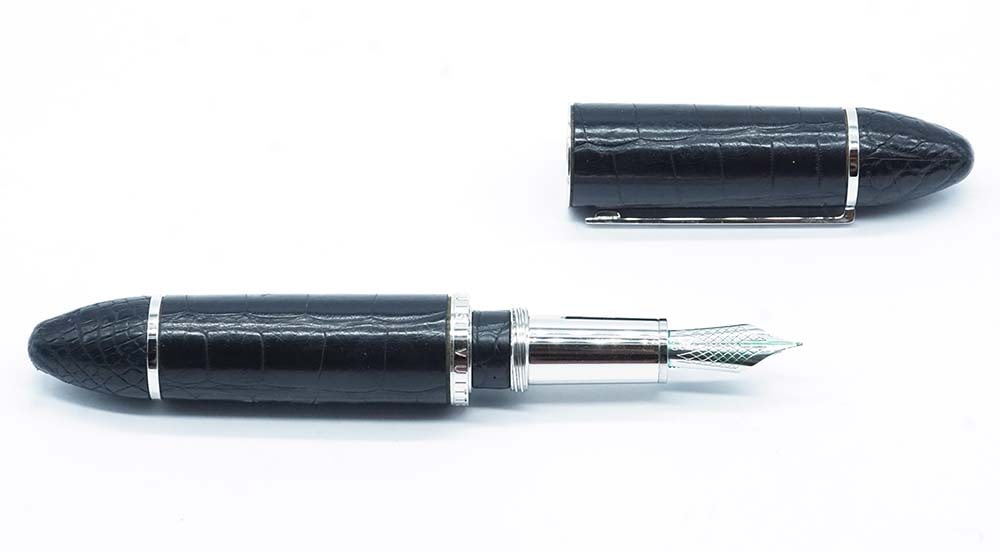 LOUIS VUITTON "CARGO": Description française: LOUIS VUITTON "CARGO" Stylo à plume Louis Vuitton "Cargo", motif alligator, cuir noir. Plume or 18k, à cartouches. Sans boîte. English Description: LOUIS