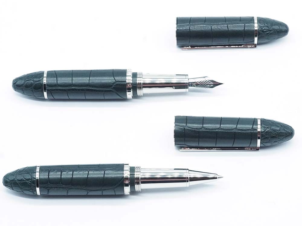 LOUIS VUITTON "CARGO": Description française: LOUIS VUITTON "CARGO" Ensemble d'un stylo à plume et d'un stylo à bille Louis Vuitton "Cargo", motif alligator, cuir anthracite. Plume or 18k, à cartouches.