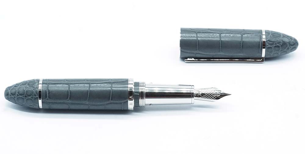 LOUIS VUITTON "CARGO": Description française: LOUIS VUITTON "CARGO" Stylo à plume Louis Vuitton "Cargo", motif alligator, cuir gris foncé. Plume or 18k, à cartouches. Sans boîte. English
