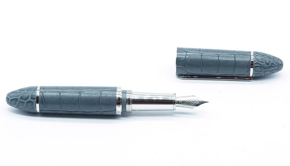 LOUIS VUITTON "CARGO": Description française: LOUIS VUITTON "CARGO" Stylo à plume Louis Vuitton "Cargo", motif alligator, cuir gris foncé. Plume or 18k, à cartouches. Sans boîte. English