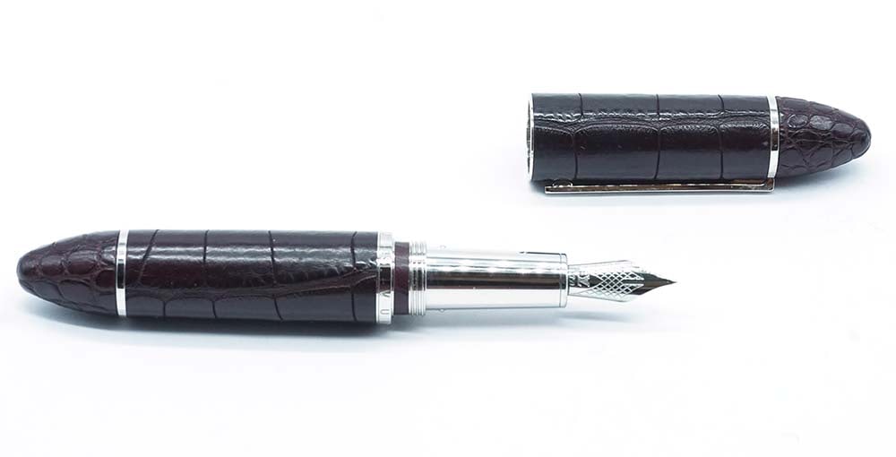 LOUIS VUITTON "CARGO": Description française: LOUIS VUITTON "CARGO" Stylo à plume Louis Vuitton "Cargo", motif alligator, cuir brun. Plume or 18k, à cartouches. Sans boîte. English Description: LOUIS VUI