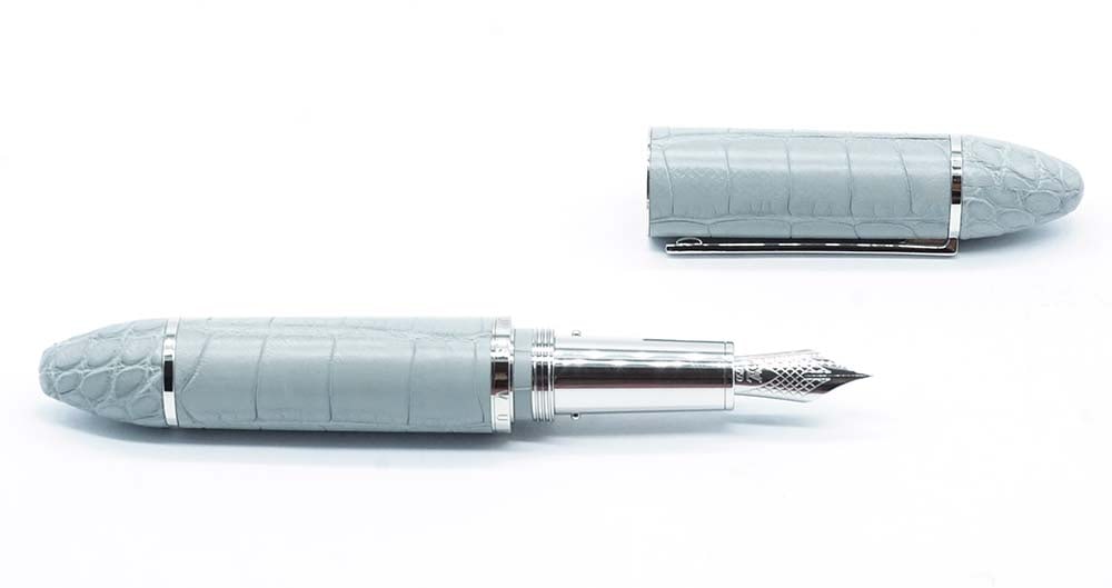 LOUIS VUITTON "CARGO": Description française: LOUIS VUITTON "CARGO" Stylo à plume Louis Vuitton "Cargo", motif alligator, cuir gris clair. Plume or 18k, à cartouches. Sans boîte. English Description: