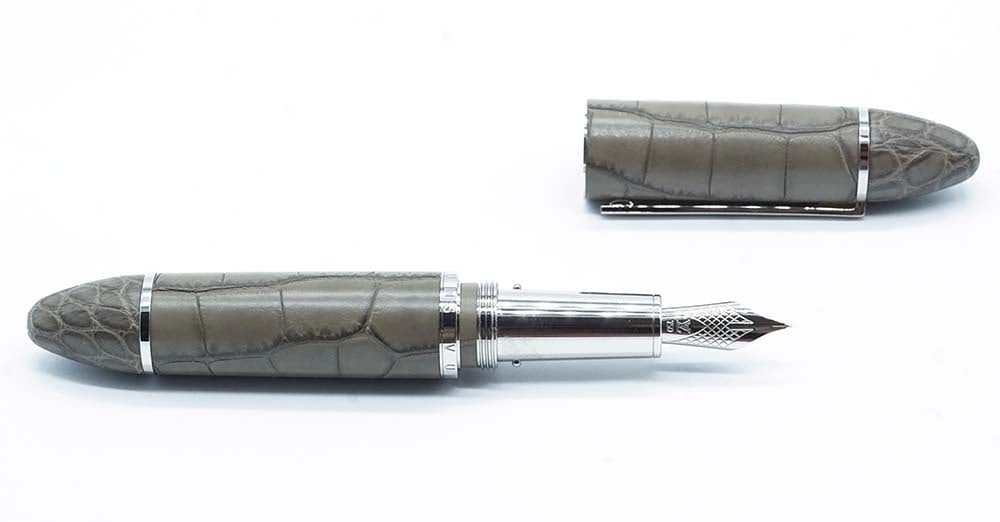 LOUIS VUITTON "CARGO": Description française: LOUIS VUITTON "CARGO" Stylo à plume Louis Vuitton "Cargo", motif alligator, cuir taupe. Plume or 18k, à cartouches. Sans boîte. English Description: LOUIS
