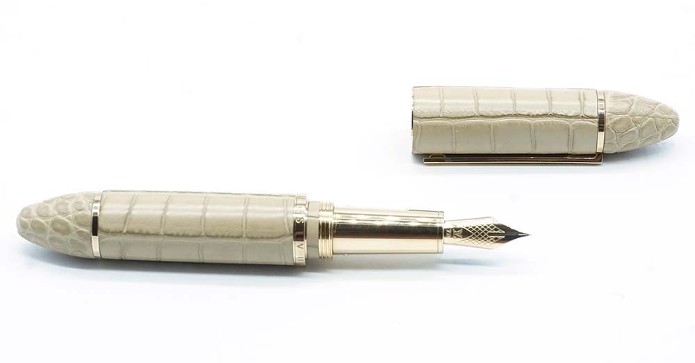 LOUIS VUITTON "CARGO": Description française: LOUIS VUITTON "CARGO" Stylo à plume Louis Vuitton "Cargo", motif alligator, cuir crème. Plume or 18k, à cartouches. Sans boîte. English Description: