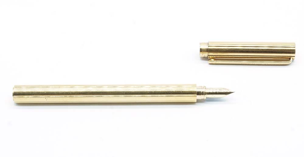 LOUIS VUITTON: Description française: LOUIS VUITTON Stylo à plume Louis Vuitton, finition dorée. Plume or 18k, à cartouches. Sans boîte. English Description: LOUIS VUITTON Louis Vuitton
