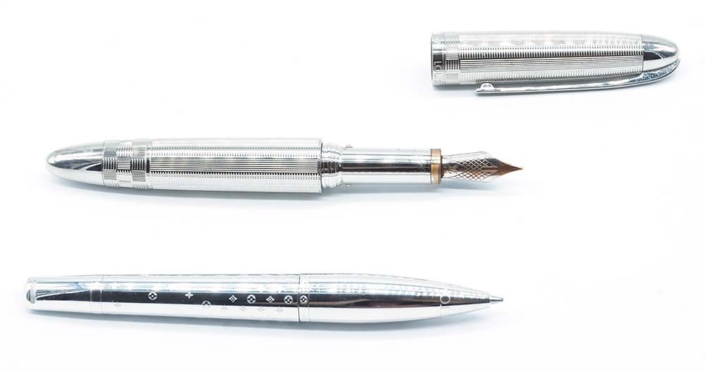 LOUIS VUITTON "PALLADIUM SPIRIT": Description française: LOUIS VUITTON "PALLADIUM SPIRIT" Ensemble d'un stylo à plume "Palladium spirit" et d'un stylo à bille Louis Vuitton, finition chromée. Plume or 18k, à