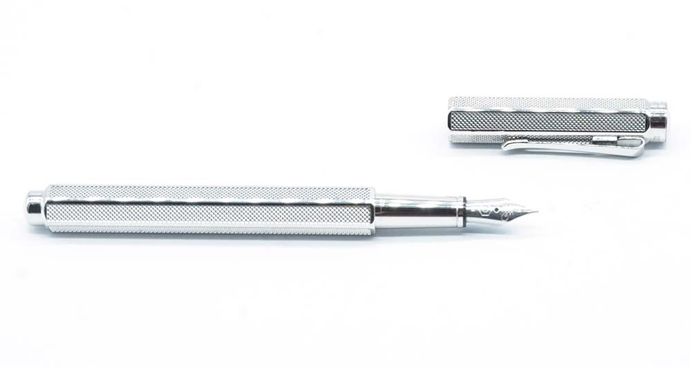 CARAN D'ACHE "ECRIDOR MILANESE": Description française: CARAN D'ACHE "ECRIDOR MILANESE" Stylo à plume Caran d'Ache "Ecridor Milanese". Plume taille M, à cartouches. Sans boîte. English Description: CARAN D'ACHE &#