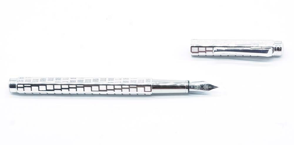 CARAN D'ACHE "ECRIDOR VARIATION": Description française: CARAN D'ACHE "ECRIDOR VARIATION" Stylo à plume Caran d'Ache "Ecridor Variation". Plume taille M, à cartouches. Sans boîte. English Description: CARAN D'ACHE