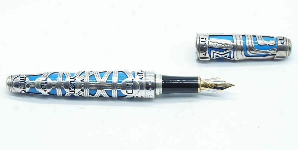 CARAN D'ACHE - JUDAICA: Description française: CARAN D'ACHE - JUDAICA Plume à stylo Caran d'Ache, "Edzud" avec écriture en hébreu, parties en argent sterling. Plume or 18k, taille M, à cartouches. Sa