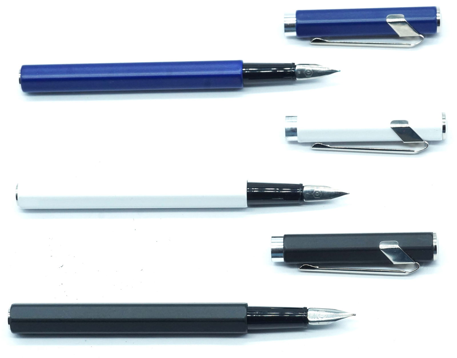 CARAN D'ACHE "849": Description française: CARAN D'ACHE "849" Ensemble de 3 stylos à plume Caran d'Ache série "849" finition bleue, blanche et noire matte. Plumes tailles F et M (x2), à cartouches. Sa