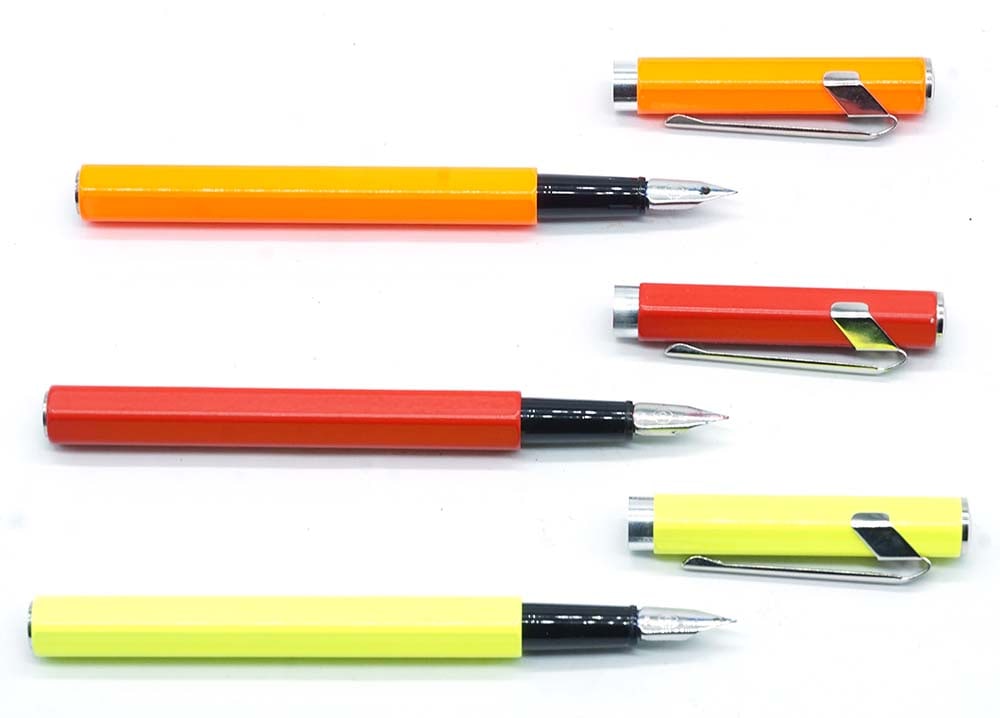 CARAN D'ACHE "849": Description française: CARAN D'ACHE "849" Ensemble de 3 stylos à plume Caran d'Ache série "849" couleur rouge, jaune et orange fluo. Plumes tailles F, M et EF, à cartouches. Sans b