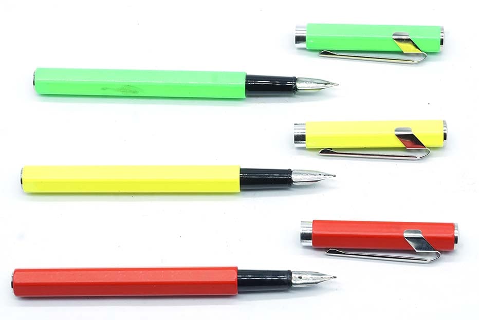 CARAN D'ACHE "849": Description française: CARAN D'ACHE "849" Ensemble de 3 stylos à plume Caran d'Ache série "849" couleur rouge, jaune et vert fluo. Plumes tailles M (x2) et B, à cartouches. Sans bo