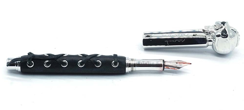 CARAN D'ACHE "VARIUS PETER MARINO": Description française: CARAN D'ACHE "VARIUS PETER MARINO" Stylo à plume Caran d'Ache "Varius Peter Marino", édition limité 1/150. Corps en cuir noir orné d'un laçage