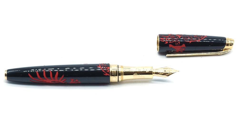 CARAN D'ACHE "YEAR OF THE DRAGON 2012": Description française: CARAN D'ACHE "YEAR OF THE DRAGON 2012" Stylo à plume Caran d'Ache "Year of the Dragon 2012", parties plaquées or ciselé. Plume or 18k, taille M, à