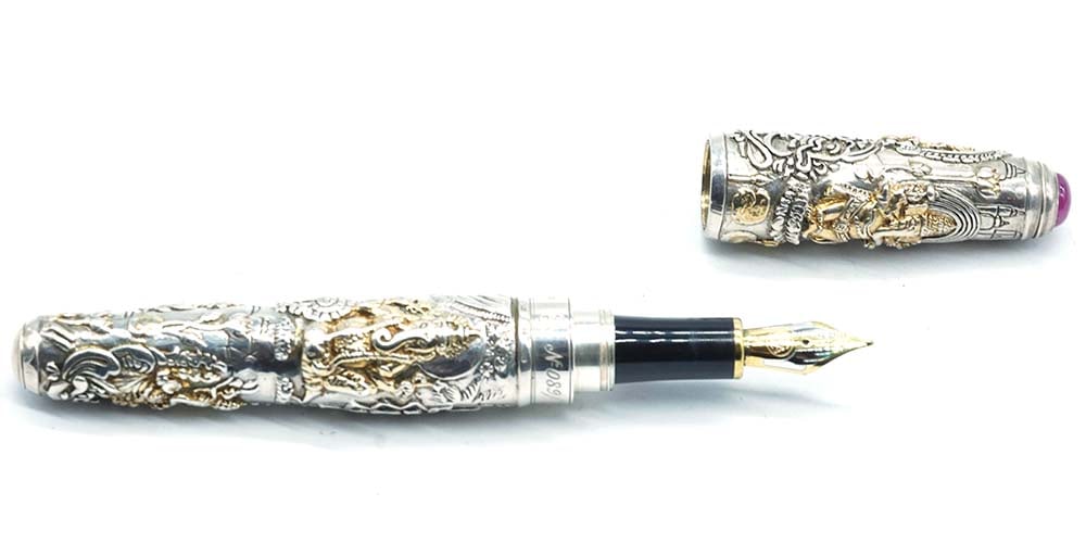 CARAN D'ACHE "GANESH": Description française: CARAN D'ACHE "GANESH" Stylo à plume Caran d'Ache "Ganesh", édition limitée 089/101. Parties en argent 800 ciselé. Plume or 18k, taille M, à cartouc