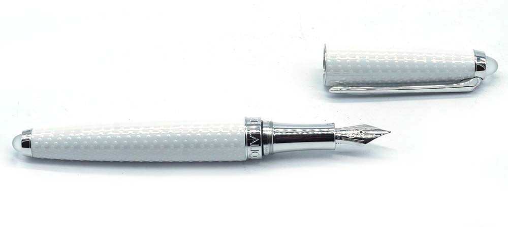 CARAN D'ACHE - LALIQUE "WHITE CRYSTAL": Description française: CARAN D'ACHE - LALIQUE "WHITE CRYSTAL" Stylo à plume Caran d'Ache en collaboration avec la maison de cristal Lalique, modèle "White Crystal". Édition