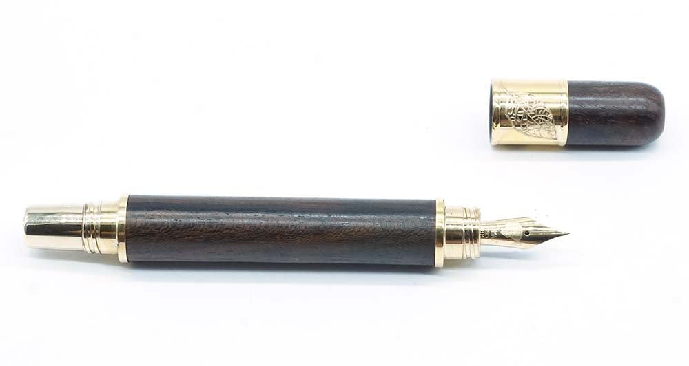 OMAS "COHIBA, HAVANA CUBA": Description française: OMAS "COHIBA, HAVANA CUBA" Stylo à plume Omas "Cohiba, Havana Cuba", édition limitée 0800/1000. Plume or 18k, taille F, à piston. Sans boîte. Engli