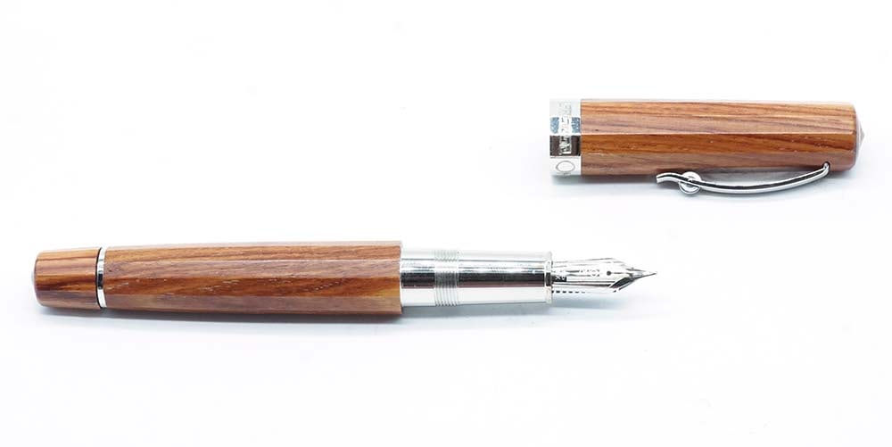 OMAS "MILORD OLIVE WOOD": Description française: OMAS "MILORD OLIVE WOOD" Stylo à plume Omas "Milord olive wood". Plume or 18k, taille M, à piston. Sans boîte. English Description: OMAS "MILORD OLIVE WOOD"