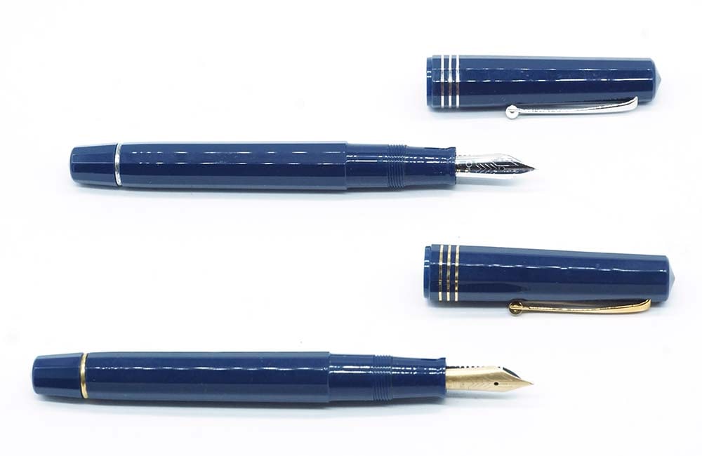 OMAS: Description française: OMAS Ensemble de 2 stylos à plume Omas, corps facetté de couleur bleue, finitions argenté pour l'un et doré pour l'autre. Plume taille M, or 18k pour