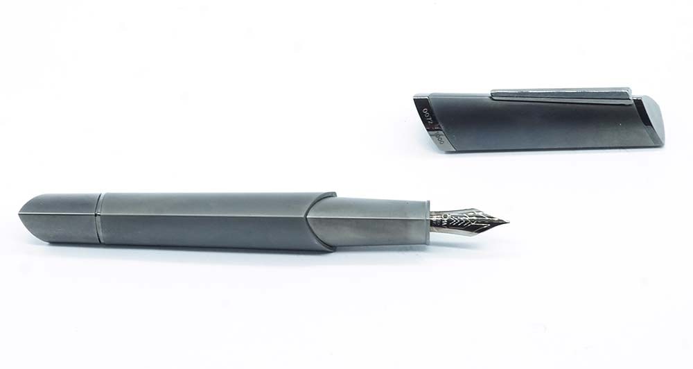 OMAS "AUTOMOBILI LAMBORGHINI": Description française: OMAS "AUTOMOBILI LAMBORGHINI" Stylo à plume Omas "Automobili Lamborghini", édition limitée 0072/1000. Plume or 18k, taillem M, à piston. Sans