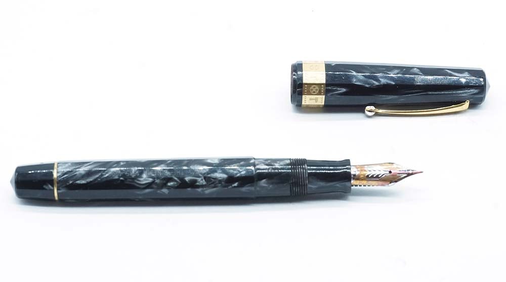 OMAS "THE CINEMA 100TH": Description française: OMAS "THE CINEMA 100TH" Stylo à plume Omas "The Cinema 100th", numéroté 1227. Plume or 18k, taille F, à piston. Sans boîte. English Description: OM