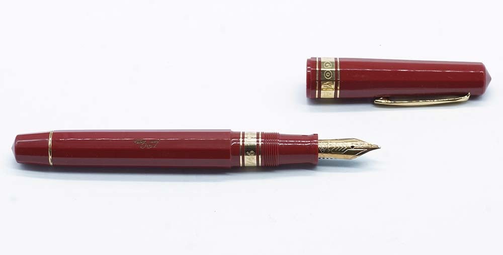 OMAS "GOYA": Description française: OMAS "GOYA" Stylo à plume Omas "Goya", corps facetté couleur rouge foncé. Plume or 18k, taille B, à piston. Sans boîte. English Description: OMAS &