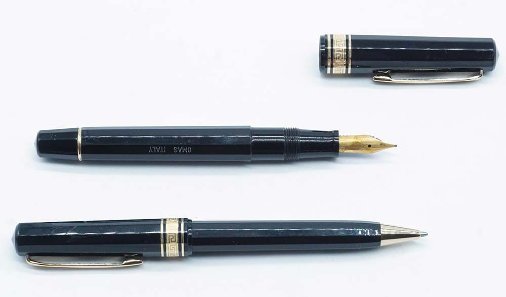 OMAS "PARAGON BLACK": Description française: OMAS "PARAGON BLACK" Ensemble d'un stylo à bille et d'un stylo à plume Omas "Paragon black", corps facetté couleur noire. Plume or 18k, taille M, à