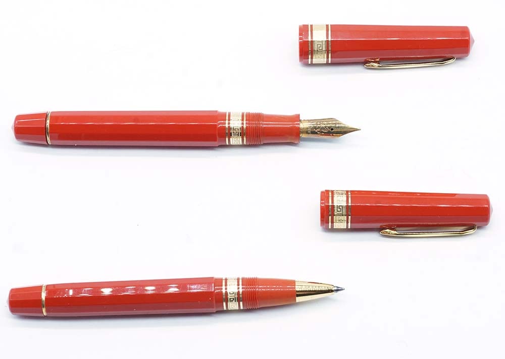 OMAS "FERRARI 456 GT": Description française: OMAS "FERRARI 456 GT" Ensemble d'un stylo à bille et d'un stylo à plume Omas "Ferrari 456 GT", corps facetté couleur rouge. Plume or 18k, taille M, à pi