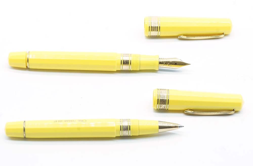 OMAS "FERRARI 456 GT": Description française: OMAS "FERRARI 456 GT" Ensemble d'un stylo à bille et d'un stylo à plume Omas "Ferrari 456 GT", corps facetté couleur jaune. Plume or 18k, taille M, à pi