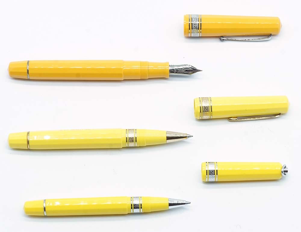 OMAS "FERRARI 456 GT": Description française: OMAS "FERRARI 456 GT" Ensemble de 2 stylos à bille et 1 stylo à plume Omas "Ferrari 456 GT", corps facetté couleur jaune (le plume jaune orangé). Plume