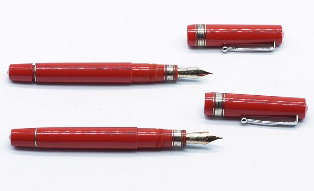 OMAS "FERRARI 348 CHALLENGE": Description française: OMAS "FERRARI 348 CHALLENGE" Ensemble d'un stylo à bille et d'un stylo à plume Omas "Ferrari 348 Challenge" couleur rouge rosso. Plume or 18k, taille M (abîm