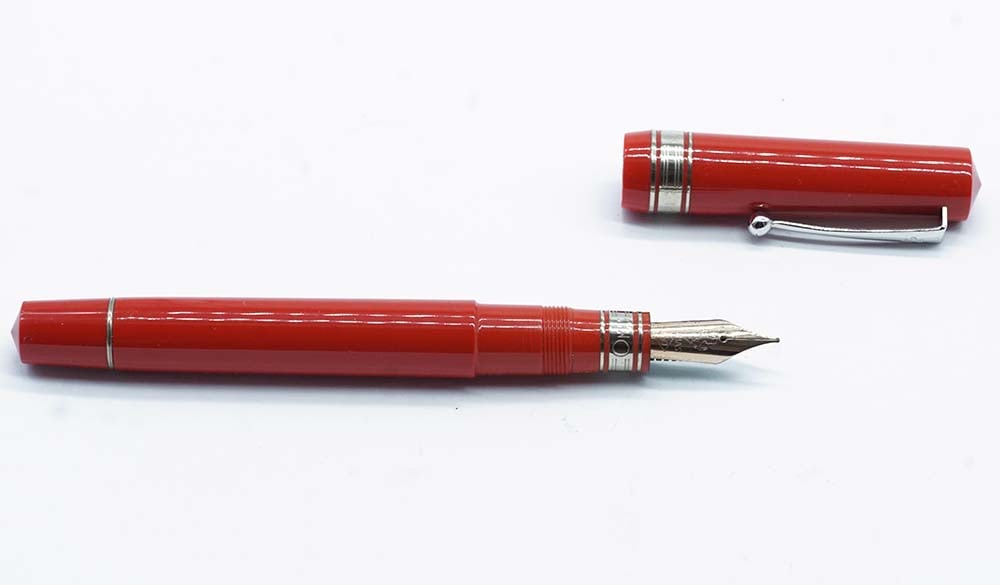 OMAS "FERRARI 348 CHALLENGE": Description française: OMAS "FERRARI 348 CHALLENGE" Stylo à plume Omas "Ferrari 348 Challenge" couleur rouge rosso. Plume or 18k, taille M, à piston. Sans boîte. English Descriptio