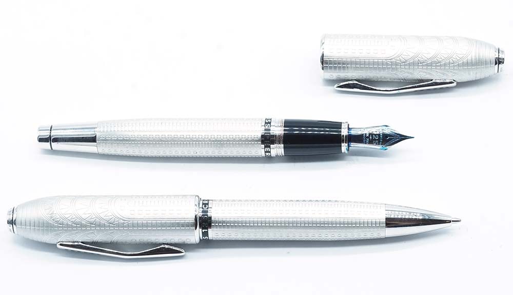 CROSS PEERLESS 125 "NEW YORK PLATINNUM": Description française: CROSS PEERLESS 125 "NEW YORK PLATINNUM" Ensemble d'un stylo à bille et d'un stylo à plume Cross Peerless 125 "New York Platinum" inspirés du Chrysler Buildin