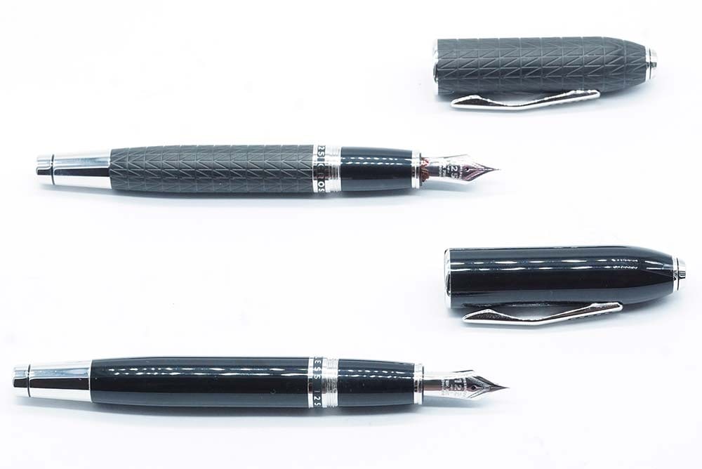 CROSS PEERLESS 125 "TOKYO" et "OBSIDIAN BLACK": Description française: CROSS PEERLESS 125 "TOKYO" et "OBSIDIAN BLACK" Stylo à bille Cross Peerless 125 "Tokyo" numéroté ATX00548. Plume or 18k, taille F, à cartouches. Sans bo