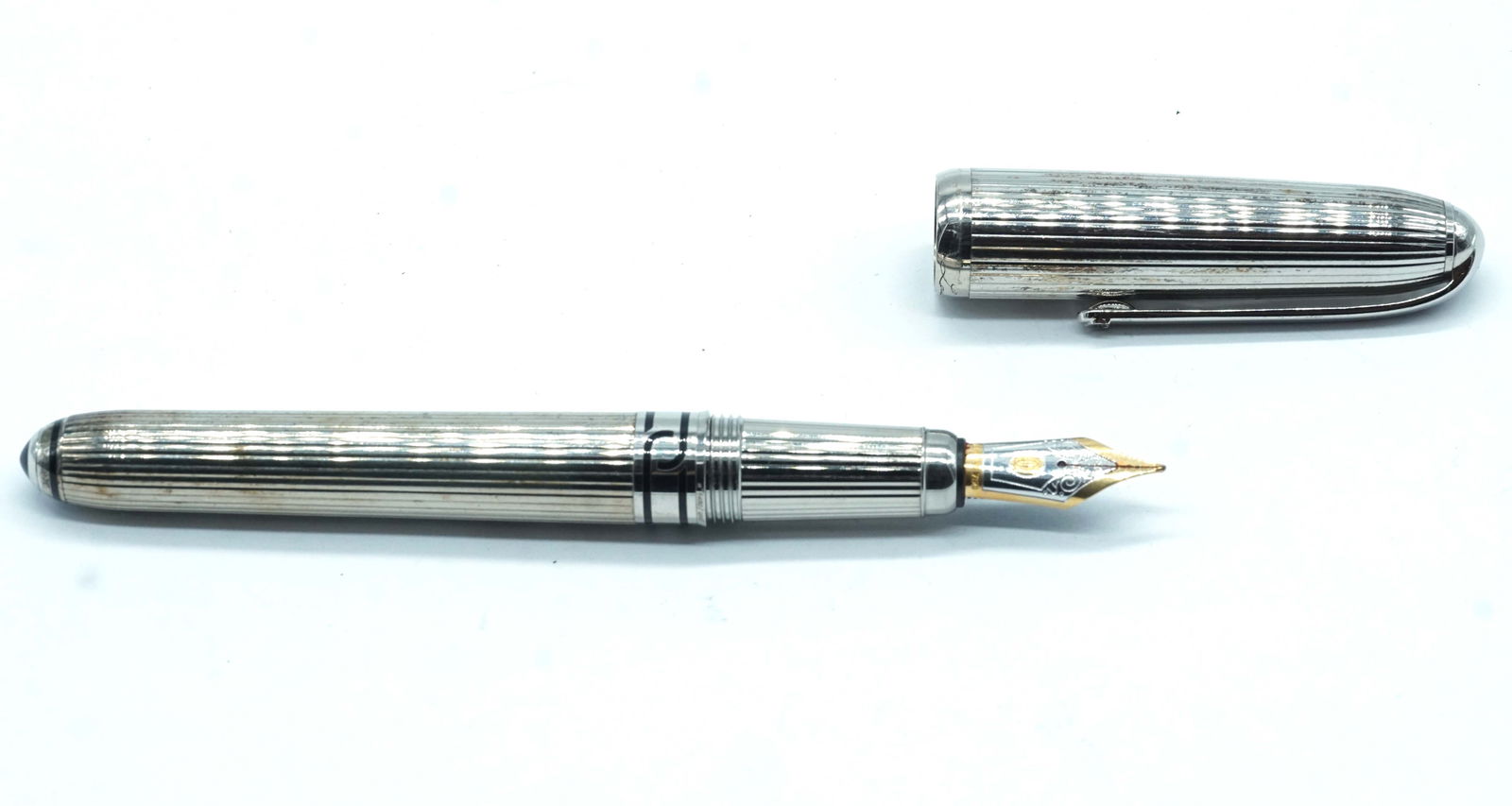 CARTIER "ART DECO DANDY 150TH ANNIVERSARY": Description française: CARTIER "ART DECO DANDY 150TH ANNIVERSARY" Stylo à plume Cartier "Dandy 150th Anniversary", édition limitée 1480/1847. Plume or 18k, à cartouches.