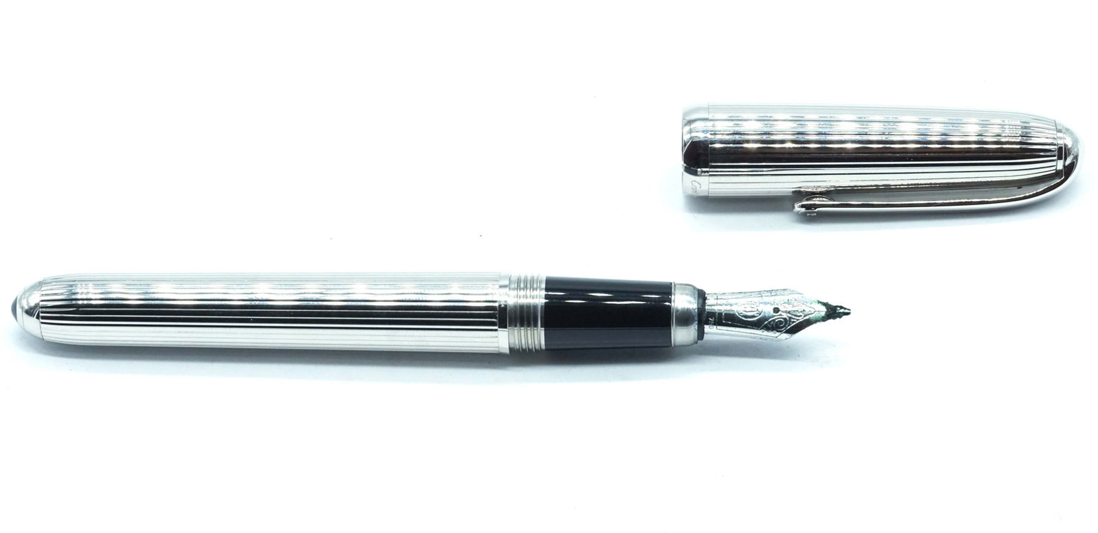 CARTIER "DANDY PLATINUM": Description française: CARTIER "DANDY PLATINUM" Stylo à plume Cartier "Dandy Platinum", numéroté 025564. Plume or 18k Sans boîte. English Description: CARTIER “DANDY PLA