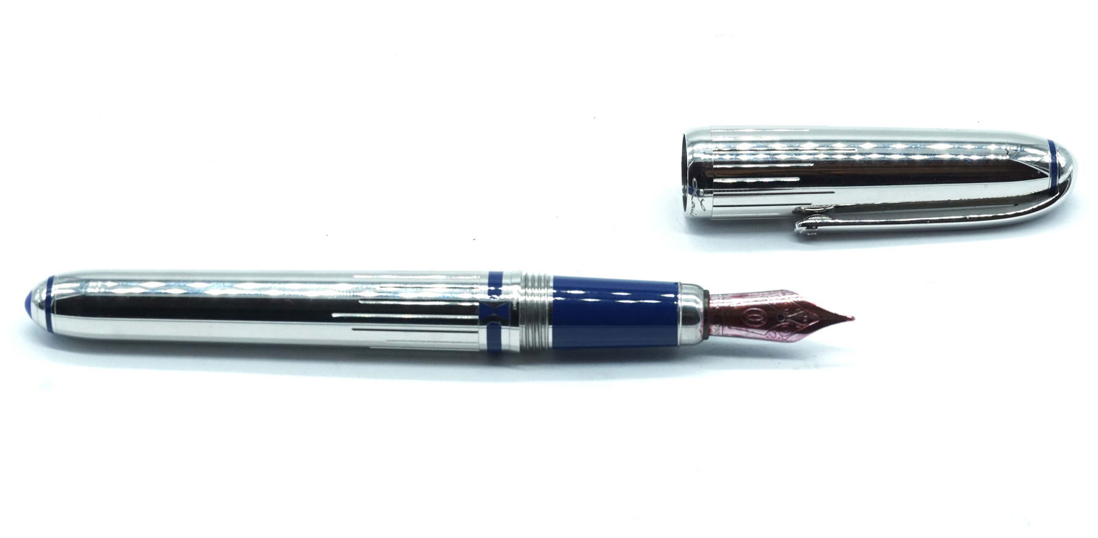 CARTIER "ART DECO PLATINUM": Description française: CARTIER "ART DECO PLATINUM" Stylo à plume Cartier "Art Deco Platinum", édition limitée 0207/1847. Plume or 18k Sans boîte. English Description: