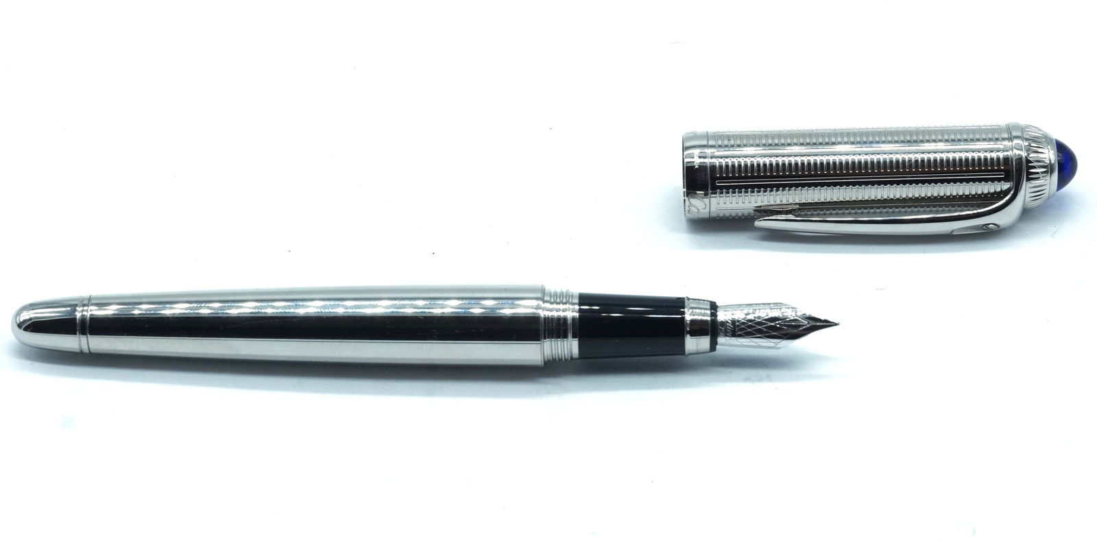 CARTIER "ROADSTER GRID PALLADIUM": Description française: CARTIER "ROADSTER GRID PALLADIUM" Stylo à plume Cartier "Roadster Grid Palladium", numéroté F069124. Plume or 18k. Sans boîte. English Description: