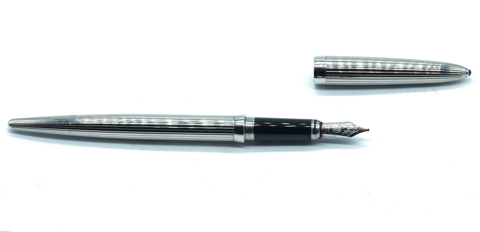 CARTIER "CALLIGRAPHIE PLATINE": Description française: CARTIER "CALLIGRAPHIE PLATINE" Stylo à plume Cartier "Calligraphie platine", numéroté 1323/2000. Plume or 18k. Sans boîte. English Description: CARTIER