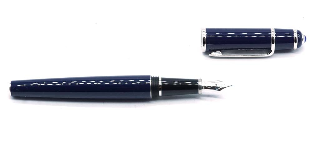 CARTIER "DIABOLO": Description française: CARTIER "DIABOLO" Stylo à plume Cartier "Diabolo", bleu sombre, cabochon avec pierre bleue. Plume or 18k, à cartouches. Sans boîte. English Description: CART