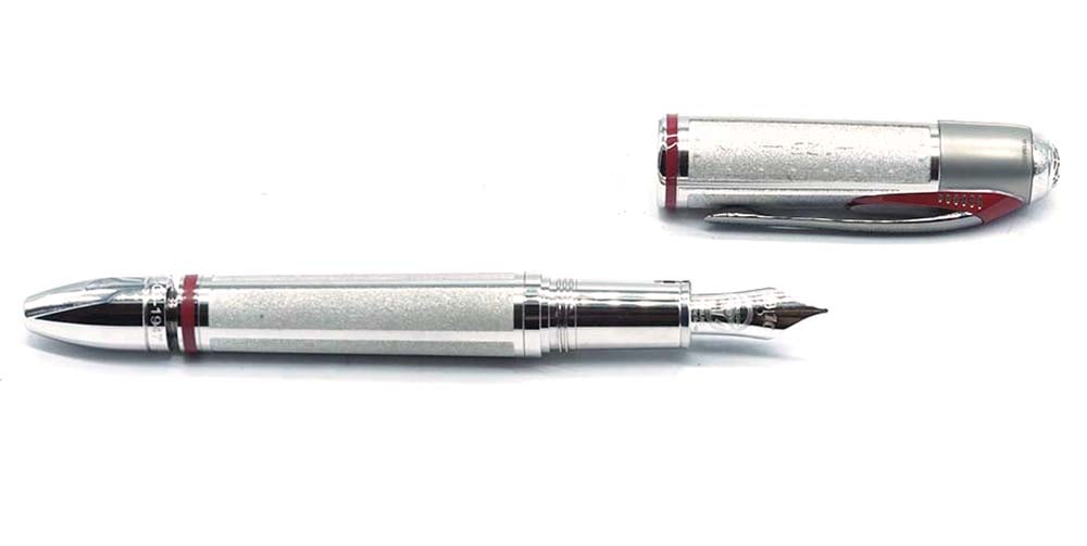 MONTBLANC "ENZO FERRARI, GREAT CHARACTERS": Description française: MONTBLANC "ENZO FERRARI, GREAT CHARACTERS" Stylo à plume Montblanc collection Great Characters, "Enzo Ferrari", design "Ferrari 125 S". Édition limitée 1348/