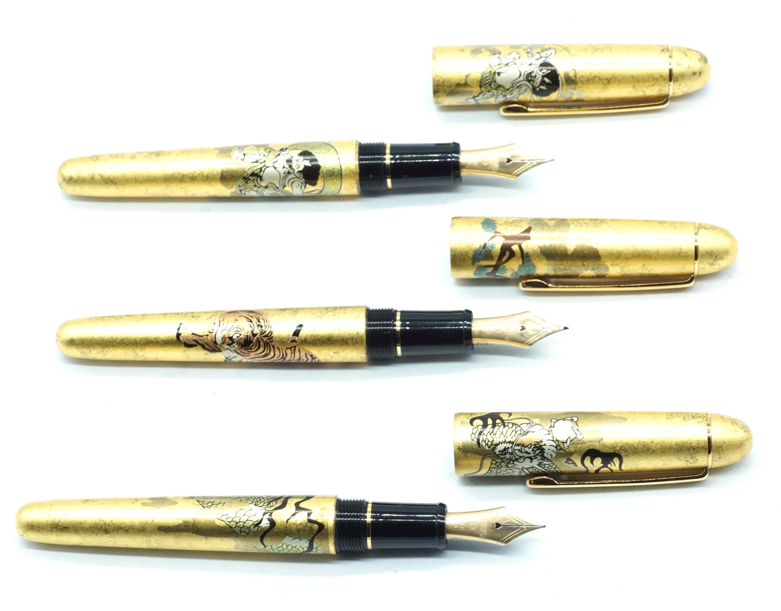 PLATINUM 3776 KANAZAWA-HAKU: Description française: PLATINUM 3776 KANAZAWA-HAKU Ensemble de 3 stylos à plume Platinum 3775 Kanazawa-Haku motif "Matsu-Tora" (pin et tigre), "Fujin Raijin" (Dieu du vent et Dieu du