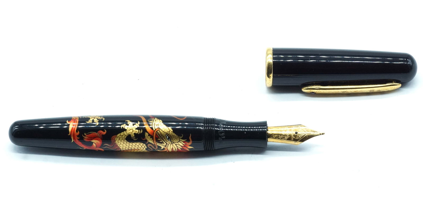 STIPULA MAKI-E LEGEND OF THE 5 TOED DRAGON: Description française: STIPULA MAKI-E LEGEND OF THE 5 TOED DRAGON Stylo à plume Stipula Maki-e Legend of the 5 Toed dragon. Hommage à la légende du dragon à 5 griffes,