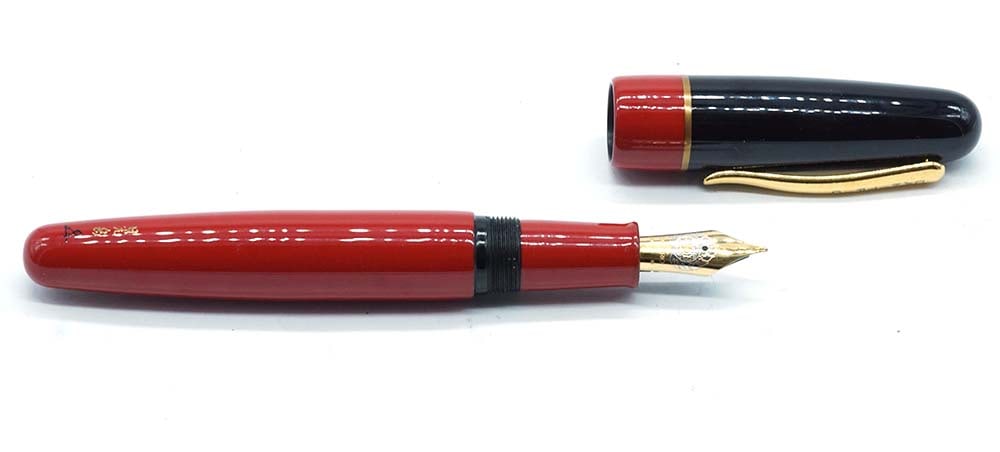 DANITRIO "URUSHI MAKI-E AKEBONO-NURI": Description française: DANITRIO "URUSHI MAKI-E AKEBONO-NURI" Stylo à plume Danitrio "Urushi Maki-e Akebono-nuri" (Levé de soleil). Plume or 18k, taille M, à cartouches. Sans bo