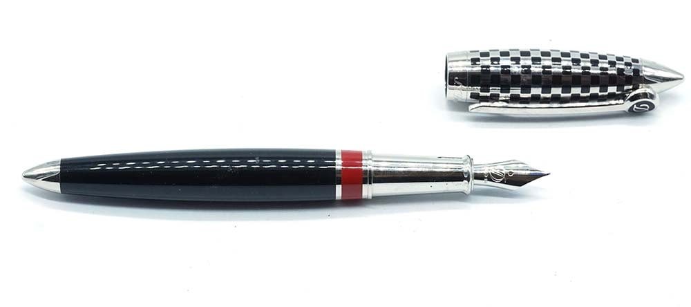 S.T. DUPONT "STREAMLINE-R RACE MACHINE": Description française: S.T. DUPONT "STREAMLINE-R RACE MACHINE" Stylo à plume S.T. Dupont "Streamline-R Race Machine". Plume or 14k, à cartouches. Sans boîte. English Description: S