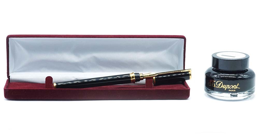 S.T. DUPONT "MONTPARNASSE": Description française: S.T. DUPONT "MONTPARNASSE" Stylo à plus S.T. Dupont "Montparnasse" Plume or 18k, corps en laque de Chine. Dans sa boîte d'origine. On y joint un flacon d'encre