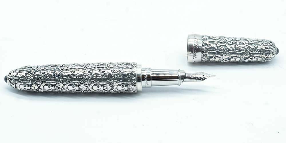 S.T. DUPONT "CATACOMBES": Description française: S.T. DUPONT "CATACOMBES" Rare stylo à plume par Philippe TOURNAIRE pour S.T Dupont édition limitée "Catacombes black diamond" à 10 exemplaires. Numé